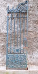 DEMOLIÇÃO - portão social em ferro forjado e fundição, na cor verde, com rico trabalho em sua parte inferior medindo 2,20cm de alt., 0,68cm de larg.