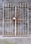 DEMOLIÇÃO - portão social em ferro forjado na cor bege medindo 1,58cm de alt., 1,12cm de larg.