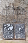 DEMOLIÇÃO- portão social em ferro forjado e sua parte inferior em chapa na cor preto, medindo 1,65cm de alt., 1,12cm de larg.