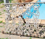 DEMOLIÇÃO  - sacada estilo art noveaux em ferro fundido com folhas e flores na cor prata medindo 0,94cm de alt., 1,32cm de larg.