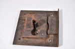 CURIOSIDADE - lote composto de 01 fechadura em ferro forjado estilo colonial séc. XIX, medindo 0,15cm de alt., 0,13cm de larg.