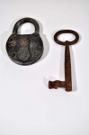 Lote composto de 01 antiga chave medindo 0,13cm de compr., 01 antigo cadeado medindo 0,11cm de alt., 0,07cm de larg.