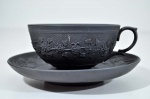 Belíssima xicara de coleção Wedg Wood na cor preta com desenho de frutos e folhas (xícara de chá)