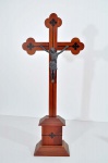 Arte sacra - crucifixo em madeira com Cristo em metal medindo 0,78cm de alt., 0,34 cm de larg., 0,11 cm de prof.
