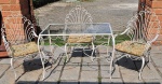 Curioso jogo de varanda em ferro forjado dito rabo de pavão, composto de 01 mesa, medindo 0,75cm de alt., 0,61cm de larg., 1,00cm de compr.