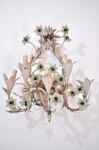 Par de apliques em metal com flores em opalina, medindo 0,60cm de alt., 0,50cm de larg., 0,35cm de prof.