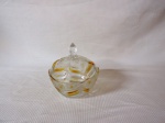 Linda bomboniere confeccionada em cristal double âmbar lavrada com flores e frisos e pega da tampa na forma de pinha. Med.; 16x16 cm.