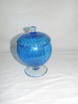 bomboniere de pé alto em vidro na cor azul cobalto com base translucida e pega da tampa na forma de bolha. Med.; 22 cm.