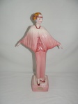 Grande escultura em cerâmica vitrificada nas cores rosa e branco representando " Dama de época " de braços abertos. Med.;55x32 cm.
