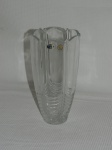 BOHEMIA Lindo vaso floreira em cristal tcheco ricamente lapidado com frisos e borda recortada. Med.: 25x14 cm.