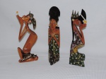 Lote constando três escultura confeccionadas em madeira nobre pintada a mão com flores representando " Figuras". Med.; 23,25 e 26 cm.