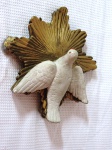 Escultura em cerâmica policromada com pomba representando " Espírito Santo " com detalhes dourados.Med.: 21x21 cm.