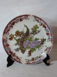 Prato de coleção em porcelana oriental decorada com flores e na galeria central decorada com aves. Med.: 27 cm.