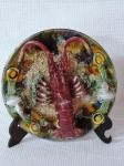 BORDALLO PINHEIRO - Lindo prato de coleção em cerâmica portuguesa decorada com fruto do mar em relevo ricamente policromado. Med.: 25 cm.