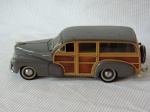 COLECIONISMO - Antigo carro de coleção em baquelite modelo Chevrolet Fleetmaster ( Woody 1948). Escala 1/18. Med.: 10x30x9 cm. Peça no estado.