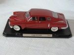 COLECIONISMO - Antigo carro de coleção em ferro esmaltado na cor vermelha modeloTucker 1948. Med.: 10x29x11 cm.