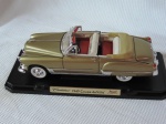 COLECIONISMO - Antigo carro de coleção em ferro esmaltado na cor champanhe modelo Cadillac Coupe de Ville. 1949. Escala 1/18 Med.: 9x30x11 cm.