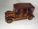 COLECIONISMO - Antigo brinquedo de coleção confeccionado em madeira nobre ricamente trabalhado a mão.Med.: 18x15x36 cm.
