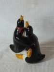 Escultura em porcelana vitrificada representando " Casal de pinguins "ricamente policromado. Med.: 21x16 cm.