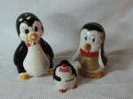 Lote constando três esculturas em cerâmica representando " Pinguins ". Med.: 9,17 e 20 cm.