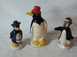 Lote constando três esculturas em cerâmica representando " Pinguins " ricamente policromado. Med.: 21x16x17 cm.