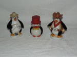 Lote constando três esculturas em cerâmica representando " Pinguins " ricamente policromado. Med.: 16,16 e 13 cm.