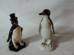 Lote constando duas esculturas em cerâmica representando " Pinguins " ricamente policromado. Med.: 20 e 22 cm.