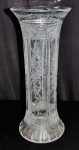 BACCARAT - Elegante vaso solifleur em fino cristal francês manufatura BACARAT  no formato coluna decorado por leques estrelado, gravação floral e base dito dedao. Med.: 45 cm. Peça de coleção.