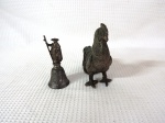 Lote constando duas esculturas em bronze cinzelado sendo: um galo e um sinete com escultura como cabo.