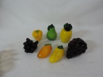 Lote constando sete frutas confeccionadas em vidro de murano multicolorido.