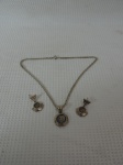 PRATA - Conjunto em prata composto de cordão e par de brincos com figuras no pendentes.
