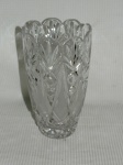 vaso floreira confeccionado em cristal translucido ricamente lapidado e lavrado nos padrões bico de jaca, dedãoe estrelas. Med.: 23 cm.
