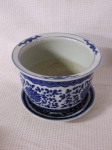 Lindo cachepot em porcelana oriental nas cores azul e branco decorada com flores em esmalte com presentua. Med.: 13x17 cm.