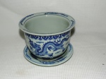Lindo cachepot em porcelana oriental nas cores azul e branco decorada com figuras de dragões e acantos em esmalte com presentua. Med.: 13x17 cm.