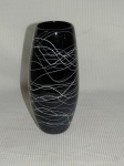 Vaso em vidro de murano na cor preta com detalhes em listras na cor branca rajada. Med.: 26 cm.