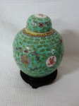 Grande potiche bojudo confeccionado em porcelana chinesa na cor verde ricamente decorada com aves e flores e galerias com inscrições. acompanha base em madeira. Med.: 26 cm.