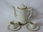 LIMOGES - Lote constando três peças em porcelana francesa manufatura Limoges composto de: Bule e par de xícaras de café. com detalhes dourados.