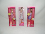 BRINQUEDO - Lote constando três bonecas femininas da marca Brink sendo: uma Lullie e duas Princesa kate. acondicionada em caixa original.