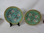 MANDARIM - Lote constando dois pratos de coleção em porcelana oriental na cor verde decorada com flores e temas típicos. Med.: 20 e 23 cm.
