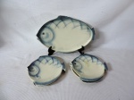 Conjunto em cerâmica tcheca para peixe no formato de peixe nas cores branca e azul. Peça marcada na base.Prato grande com discreto bicado na borda.