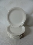 Lote constando nove pratos rasos em cerâmica na cor branca. Med.: 25 cm.