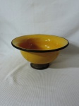 Grande centro de mesa em cerâmica na cor amarela com base e borda em metal. Med.: 18x36 cm. (Com restauro)
