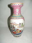 Antigo vaso em porcelana oriental nas cores branca e rosa predominante com decoração de figuras na galeria central com rica policromia. Med.: 40 cm.