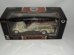 COLECIONISMO - Antigo carro de coleção escala 1:24 confeccionado em ferro esmaltado modelo " Ahrens - Fox 1938 ". Na caixa e sem uso. (30cm)