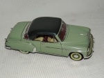 COLECIONISMO - Antigo carro de coleção escala 1:18 confeccionado em ferro esmaltado nas cores verde com teto preto modelo " Chevrolet Deluxe 1950 ". (26cm)