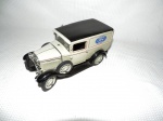 COLECIONISMO - Antigo carro de coleção escala 1:18 confeccionado em ferro esmaltado modelo " FORD delivery truck 1931 ". No estado