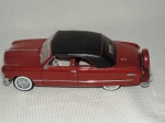 COLECIONISMO - Antigo carro de coleção escala 1:18 confeccionado em ferro esmaltado nas cor vermelho modelo " FORD Full - Size 1950 ". Med: 28cm