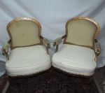 Elegante par de cadeiras no estilo LUIS XV confeccionada em metal patinado a ouro com , braços,assento e encosto forrado em tecido na cor bege, com almofada solta.