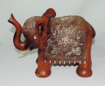 Escultura em resina oriental representando elefante ornado para festejo em ouro ( 30 x 21 cm)