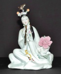 Escultura em porcelana oriental representando gueixa e a planta decorada por flores em relevos ( 20 cm)